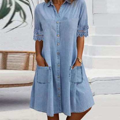 ⭐ 57% de réduction ! ⭐ Mini-robe en denim bleu – col, manches en dentelle, poches latérales. Quand le décontracté rencontre l'élégance ! 💃