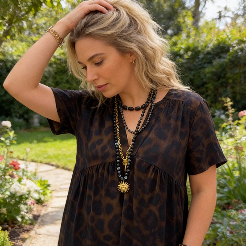 Robe léopard 💃 Col V, taille haute, coupe amincissante, jupe fluide, manches courtes respirantes : une élégance sauvage instantanée ! ✨